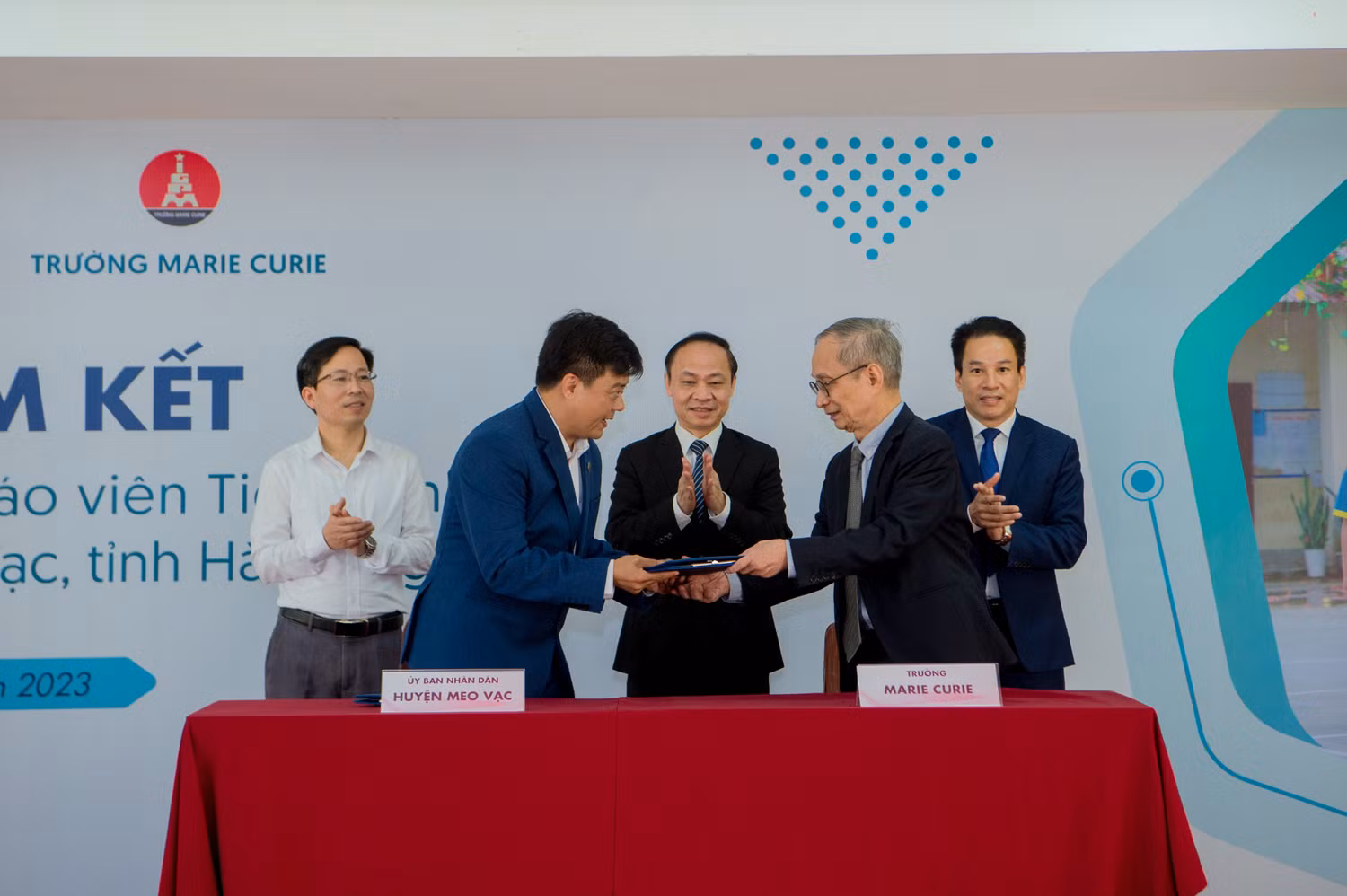 Ngày 25/11, tại trường Marie Curie (Hà Nội), Uỷ ban nhân dân huyện Mèo Vạc (Hà Giang) và trường trường Marie Curie đã ký biên bản cam kết về việc thực hiện Dự án đào tạo giáo viên tiếng Anh cho huyện Mèo Vạc. Ngày 25/11, tại trường Marie Curie (Hà Nội), Uỷ ban nhân dân huyện Mèo Vạc (Hà Giang) và trường trường Marie Curie đã ký biên bản cam kết về việc thực hiện Dự án đào tạo giáo viên tiếng Anh cho huyện Mèo Vạc.