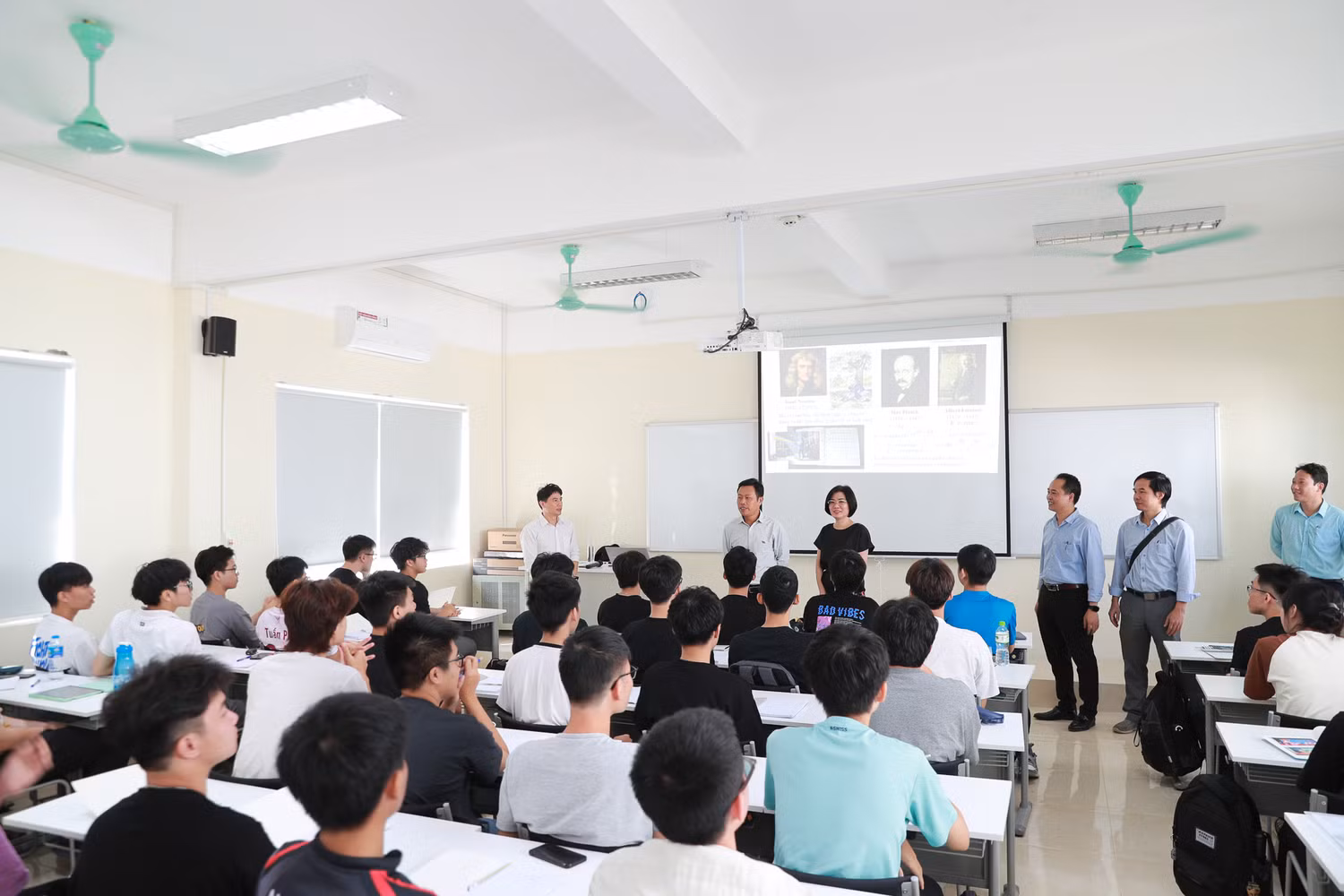 Giám đốc Đại học Quốc gia Hà Nội - Lê Quân tham quan phòng học của sinh viên tại Hòa Lạc Giám đốc Đại học Quốc gia Hà Nội - Lê Quân tham quan phòng học của sinh viên tại Hòa Lạc