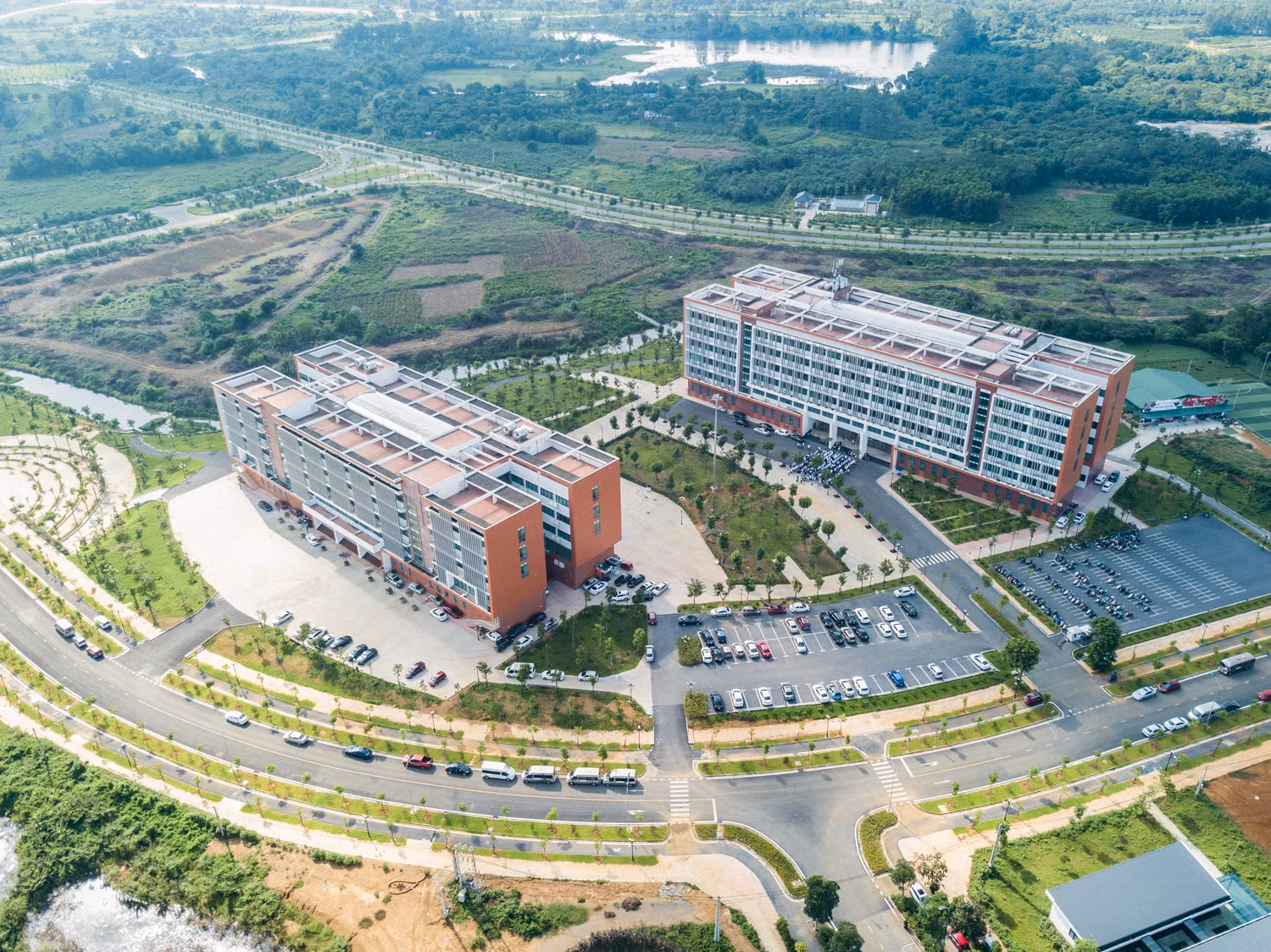 Năm 2022 để lại dấu ấn lịch sử khi trụ sở nhà điều hành của Đại học Quốc gia Hà Nội đã chuyển hoàn toàn lên Hòa Lạc và đưa hơn 1500 sinh viên lên Hòa Lạc học tập thành công Năm 2022 để lại dấu ấn lịch sử khi trụ sở nhà điều hành của Đại học Quốc gia Hà Nội đã chuyển hoàn toàn lên Hòa Lạc và đưa hơn 1500 sinh viên lên Hòa Lạc học tập thành công