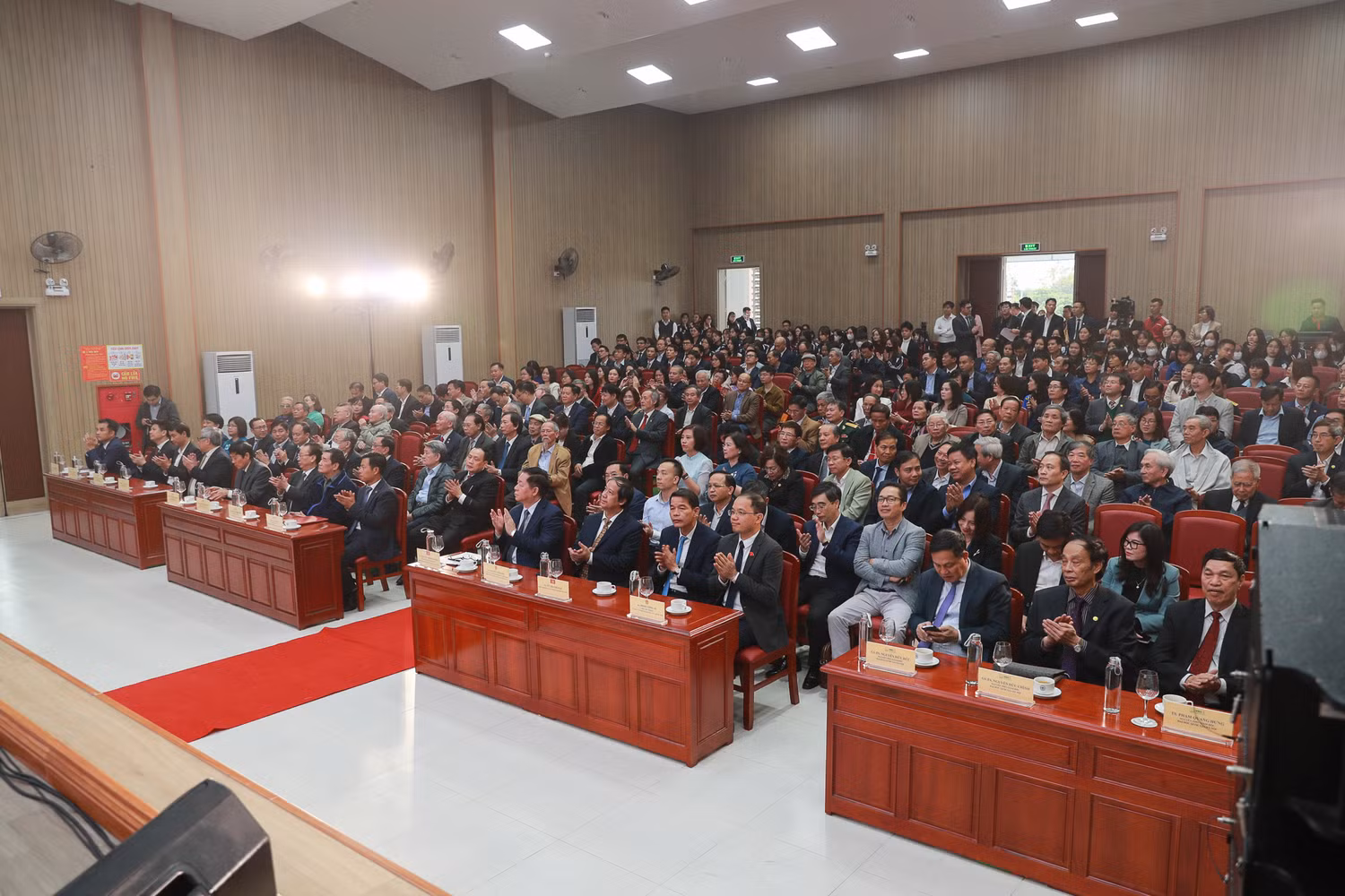Nhân Kỷ niệm Ngày Nhà giáo Việt Nam 20/11, ngày 15/11, đồng chí Nguyễn Trọng Nghĩa - Bí thư Trung ương Đảng, Trưởng Ban Tuyên giáo Trung ương đã đến thăm và chúc mừng cán bộ, giảng viên, nhà khoa học Đại học Quốc gia Hà Nội.