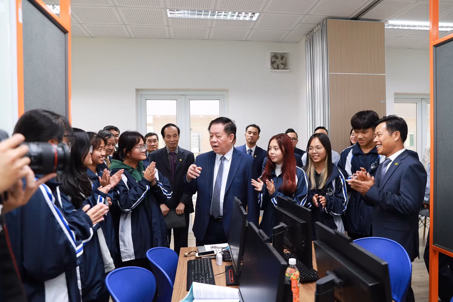 Trưởng Ban Tuyên giáo Trung ương đã đến thăm giảng viên, nhà khoa học, sinh viên Đại học Quốc gia Hà Nội