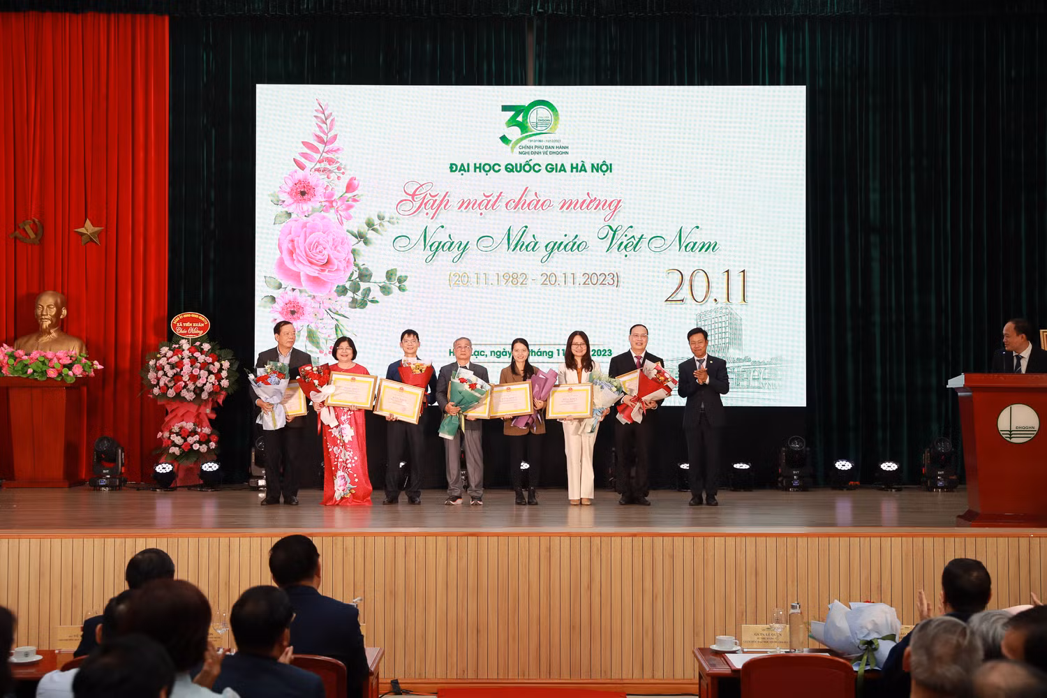 Giám đốc Đại học Quốc gia Hà Nội Lê Quân đã trao tặng Giải thưởng “Nhà giáo Đại học Quốc gia Hà Nội của năm 2023”