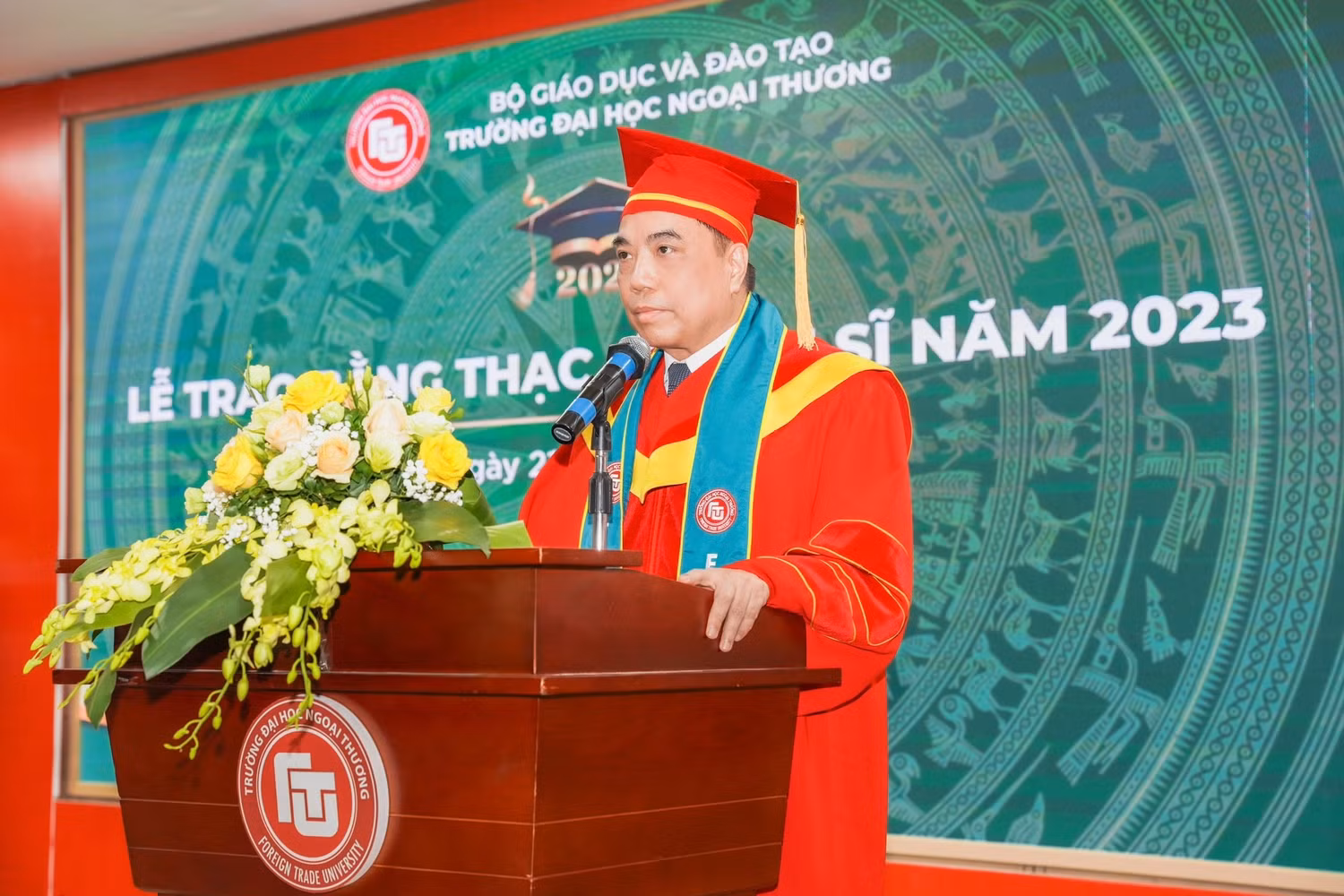 Phó Giáo sư, Tiến sĩ Bùi Anh Tuấn – Hiệu trưởng Trường Đại học Ngoại thương phát biểu tại buổi lễ.