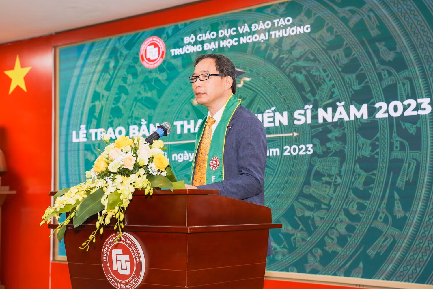 Phó Giáo sư, Tiến sĩ Tăng Văn Nghĩa – Trưởng Khoa Sau đại học phát biểu trong Lễ Trao bằng thạc sĩ, tiến sĩ năm 2023 Trường Đại học Ngoại thương.