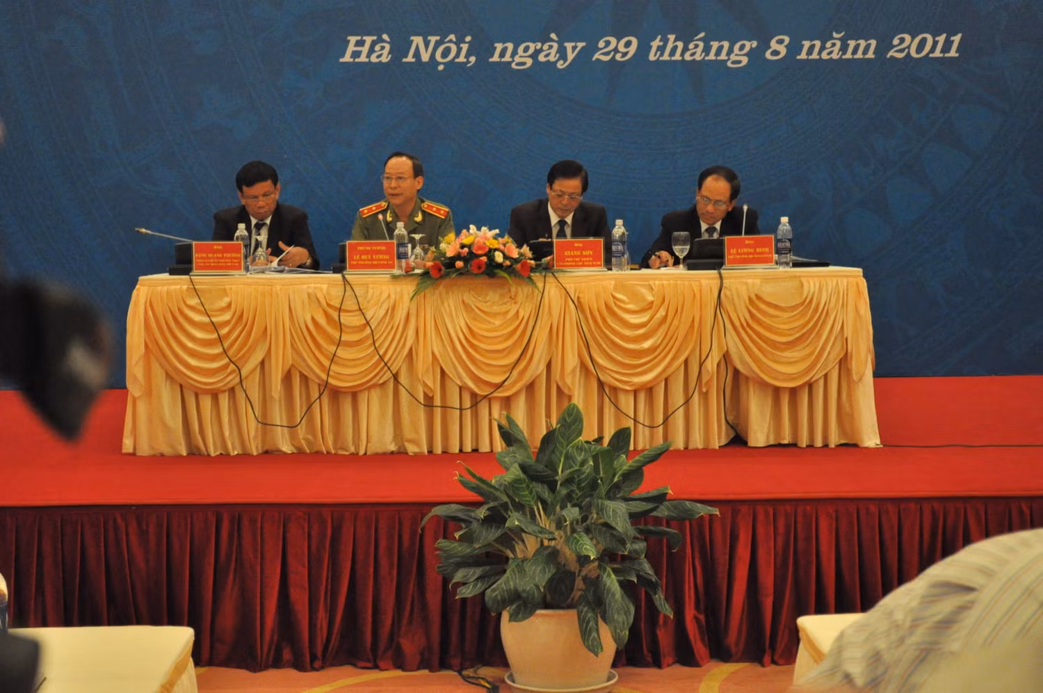 Trung tướng Lê Quý Vương trả lời các câu hỏi từ các PV trong và ngoài nước