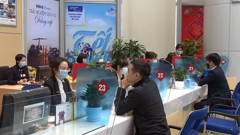 Ngân hàng trang bị khẩu trang cho giao dịch viên để phòng tránh virus Corona. Ngân hàng trang bị khẩu trang cho giao dịch viên để phòng tránh virus Corona.