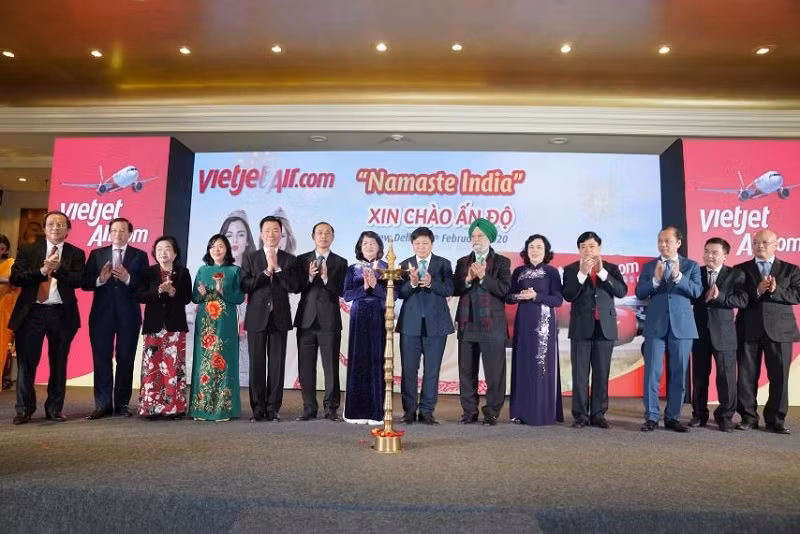 Nghi thức công bố các đường bay của Vietjet với sự tham gia của Phó Chủ tịch nước Đặng Thị Ngọc Thịnh; Đại sứ Phạm Sanh Châu; Thứ trưởng Bộ Giao thông vận tải Lê Đình Thọ; Phó Chủ tịch Vietjet - ông Nguyễn Thanh Hùng và Ngài Hardeep Singh Puri - Quốc vụ khanh phụ trách Hàng không Ấn Độ.