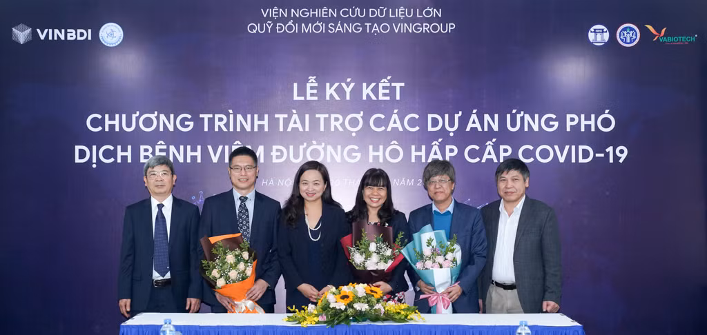 Phó giáo sư, Tiến sĩ Khoa học Phan Thị Hà Dương (Giám đốc Điều hành Quỹ Đổi mới Sáng tạo Vingroup - VinIF) tặng hoa các chủ nhiệm dự án tại Lễ kết kết tài trợ ngày 20/2. Phó giáo sư, Tiến sĩ Khoa học Phan Thị Hà Dương (Giám đốc Điều hành Quỹ Đổi mới Sáng tạo Vingroup - VinIF) tặng hoa các chủ nhiệm dự án tại Lễ kết kết tài trợ ngày 20/2.
