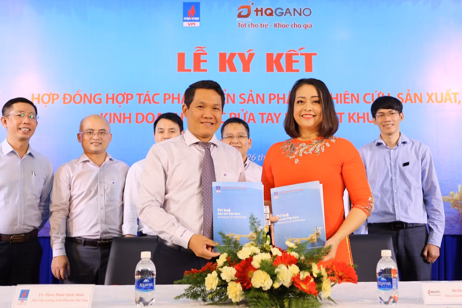 Ông Phan Minh Quốc Bình - Phó Viện trưởng VPI và bà Huỳnh Tiến Hạnh - Giám đốc HQGANO đại diện 2 đơn vị ký kết Hợp đồng hợp tác phát triển sản phẩm VPI-GEL.