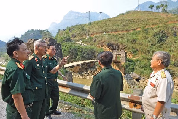 Thiếu tướng Nguyễn Đức Huy (thứ hai từ trái sang) thăm lại chiến trường xưa ở Hà Giang năm 2013. Ảnh: VIỆT VĂN - Báo Lao động Thiếu tướng Nguyễn Đức Huy (thứ hai từ trái sang) thăm lại chiến trường xưa ở Hà Giang năm 2013. Ảnh: VIỆT VĂN - Báo Lao động