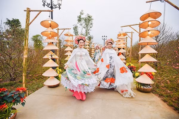 Sàn catwalk độc đáo trình diễu áo dài giữa không gian 1.000 gốc đào bừng nở.