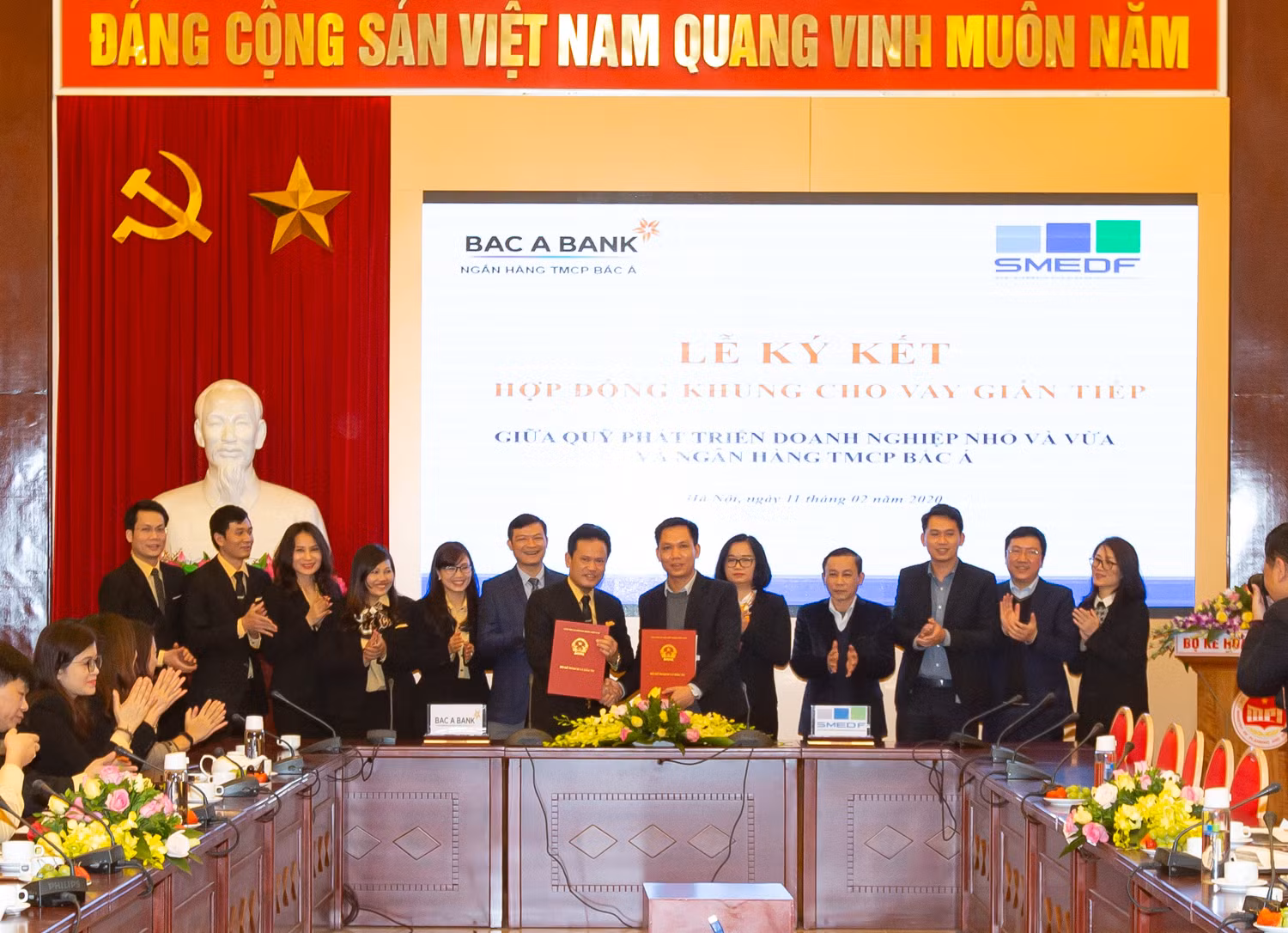 Ông Trần Thanh Hải - Giám đốc Khối Ngân hàng Bán buôn, Ngân hàng thương mại cổ phần Bắc Á và ông Phan Thanh Hà - Thành viên Hội đồng Thành viên, Giám đốc Quỹ Phát triển Doanh nghiệp nhỏ và vừa thực hiện nghi lễ ký kết Hợp đồng khung cho vay gián tiếp.