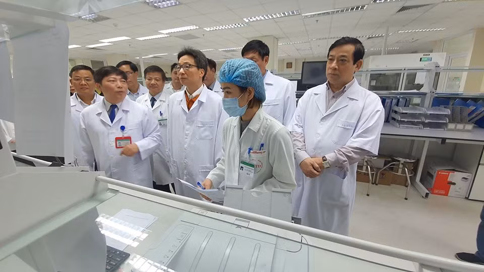 Bộ Y tế kiểm tra công tác phòng chống dịch tại Bệnh viện Bệnh nhiệt đới Trung ương cơ sở 2. Ảnh: BYT Bộ Y tế kiểm tra công tác phòng chống dịch tại Bệnh viện Bệnh nhiệt đới Trung ương cơ sở 2. Ảnh: BYT