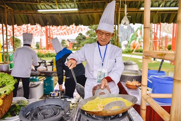 Lần đầu tiên, một lễ hội không chuyên ẩm thực nhưng lại quy tụ được những nghệ nhân ẩm thực bậc nhất, giúp cư dân có cơ hội nếm đặc sản ba miền Bắc - Trung - Nam chuẩn vị ngay trên “sân nhà”.