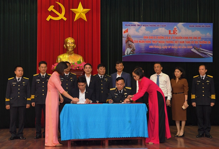 Ông Vũ Tiến Duật – Phó Bí thư thường trực Đảng ủy (ngồi bên trái) và Chuẩn đô đốc Phạm Văn Quang – Phó Chủ nhiệm Chính trị Hải quân (ngồi bên phải) ký biên bản bàn giao 3 xuồng CQ-01. Ông Vũ Tiến Duật – Phó Bí thư thường trực Đảng ủy (ngồi bên trái) và Chuẩn đô đốc Phạm Văn Quang – Phó Chủ nhiệm Chính trị Hải quân (ngồi bên phải) ký biên bản bàn giao 3 xuồng CQ-01.