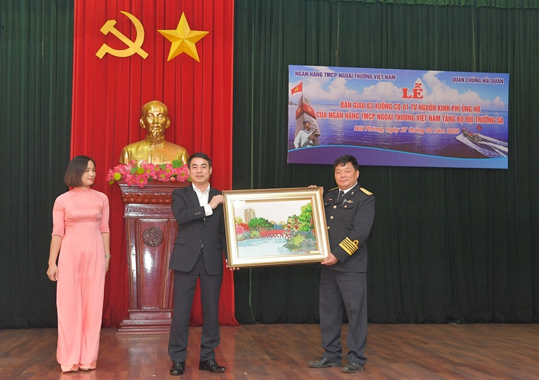 Chủ tịch Hội đồng quản trị Vietcombank Nghiêm Xuân Thành tặng quà lưu niệm cho Đại tá Đặng Ngọc Đảo – Giám đốc Nhà máy X46/Cục kỹ thuật. Chủ tịch Hội đồng quản trị Vietcombank Nghiêm Xuân Thành tặng quà lưu niệm cho Đại tá Đặng Ngọc Đảo – Giám đốc Nhà máy X46/Cục kỹ thuật.