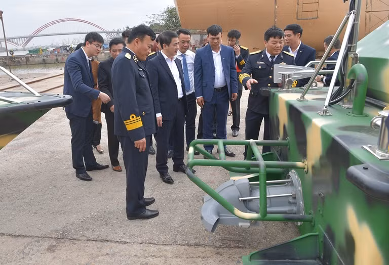 Các đại biểu tham quan xuồng CQ-01 đã được đóng hoàn thiện để đưa vào sử dụng trên quần đảo Trường Sa. Các đại biểu tham quan xuồng CQ-01 đã được đóng hoàn thiện để đưa vào sử dụng trên quần đảo Trường Sa.