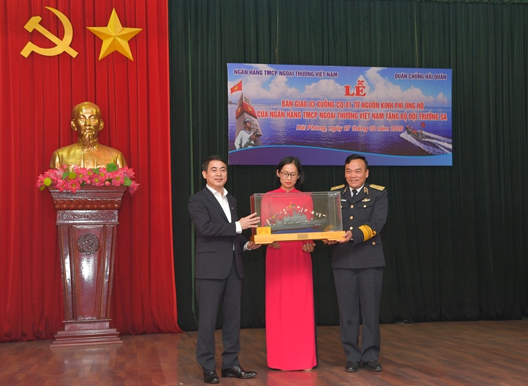 Chuẩn đô đốc Phạm Văn Quang – Phó Chủ nhiệm Chính trị Hải quân (bên phải) trao tặng mô hình tàu cho Chủ tịch Hội đồng quản trị Vietcombank Nghiêm Xuân Thành. Chuẩn đô đốc Phạm Văn Quang – Phó Chủ nhiệm Chính trị Hải quân (bên phải) trao tặng mô hình tàu cho Chủ tịch Hội đồng quản trị Vietcombank Nghiêm Xuân Thành.