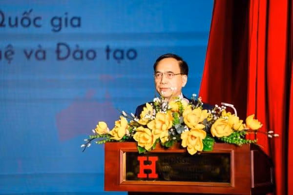 Tiến sĩ Phạm Văn Tác phát biểu tại lễ khai giảng của HIU (ảnh: HIU)