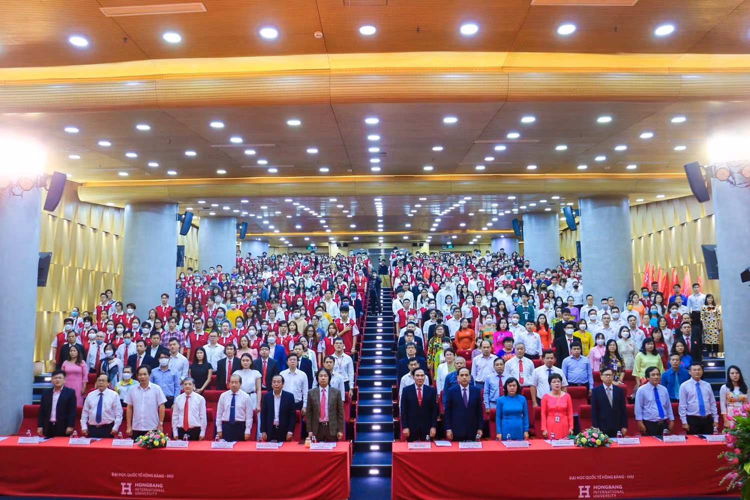 Buổi lễ khai giảng đã thu hút hàng nghìn sinh viên tham gia trực tuyến, trực tiếp (ảnh: HIU)