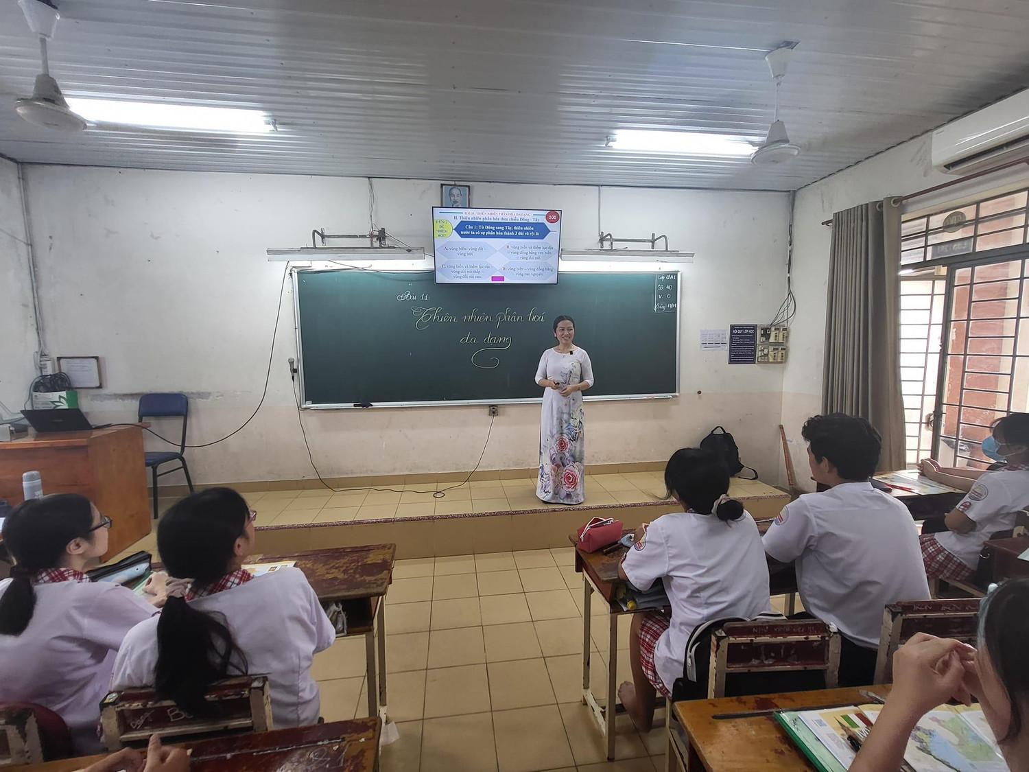Cô Dương Thị Ngọc Sương trong một tiết dạy Địa ở lớp 12 (ảnh: P.L) Cô Dương Thị Ngọc Sương trong một tiết dạy Địa ở lớp 12 (ảnh: P.L)