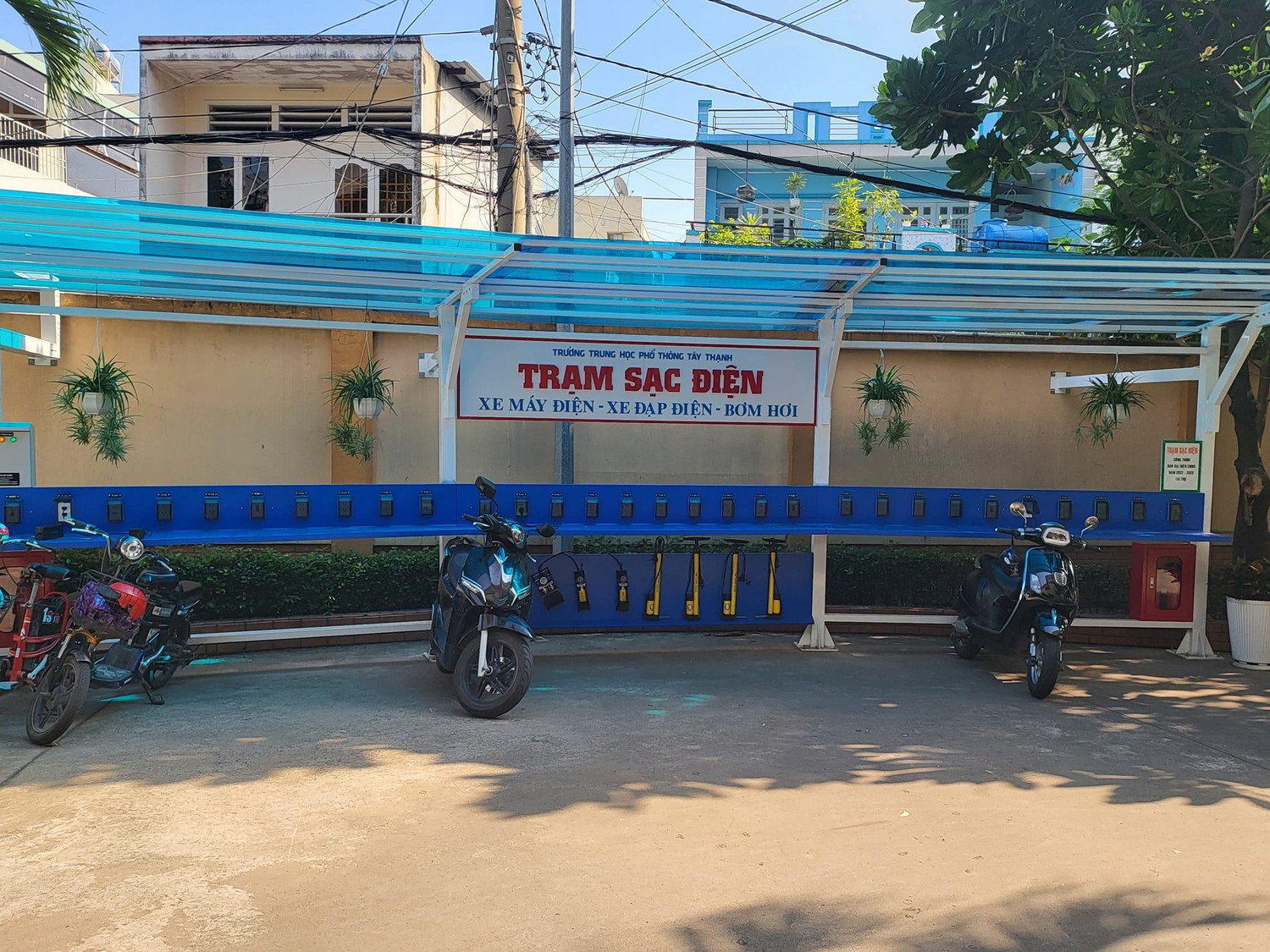 Trạm sạc điện của Trường Tây Thạnh đi vào hoạt động, phục vụ nhu cầu thiết thực của học sinh (ảnh: P.L)