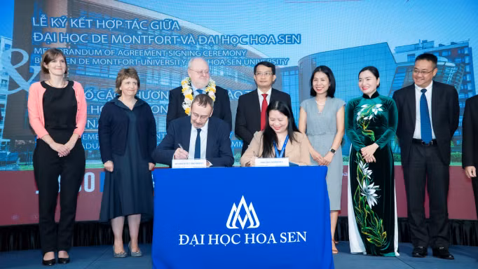 Lãnh đạo HSU và đại diện Đại học De Montfort ký kết thỏa thuận hợp tác (ảnh: HSU) Lãnh đạo HSU và đại diện Đại học De Montfort ký kết thỏa thuận hợp tác (ảnh: HSU)