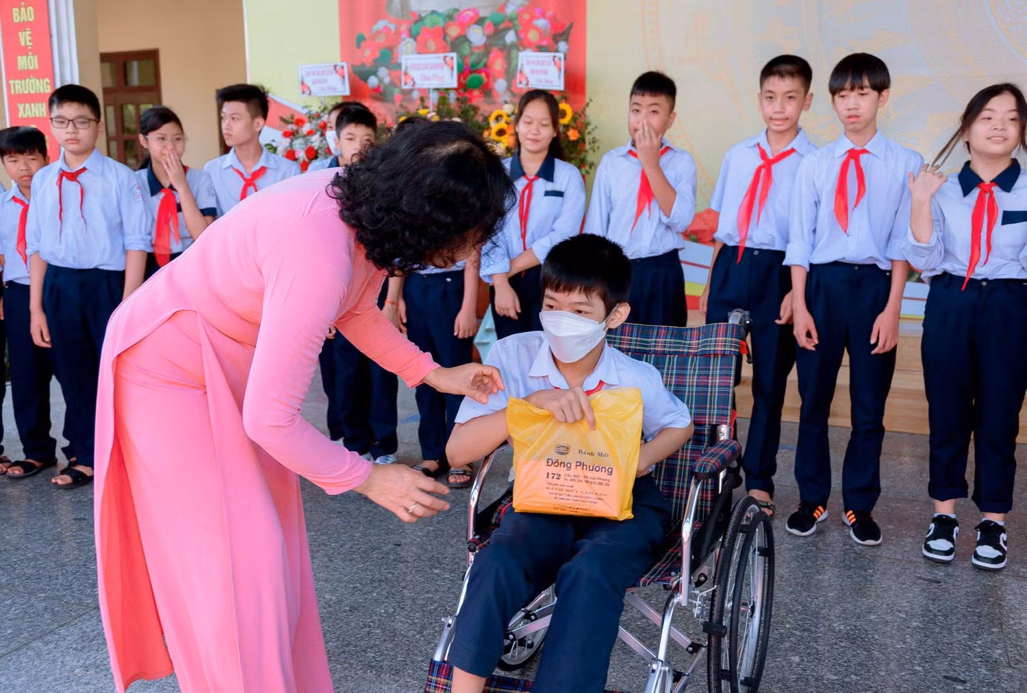 Cô giáo Đào Thị Thùy Dương tích cực tham gia các hoạt động của nhà trường, quan tâm chăm lo đến các em học sinh (Ảnh: NVCC)