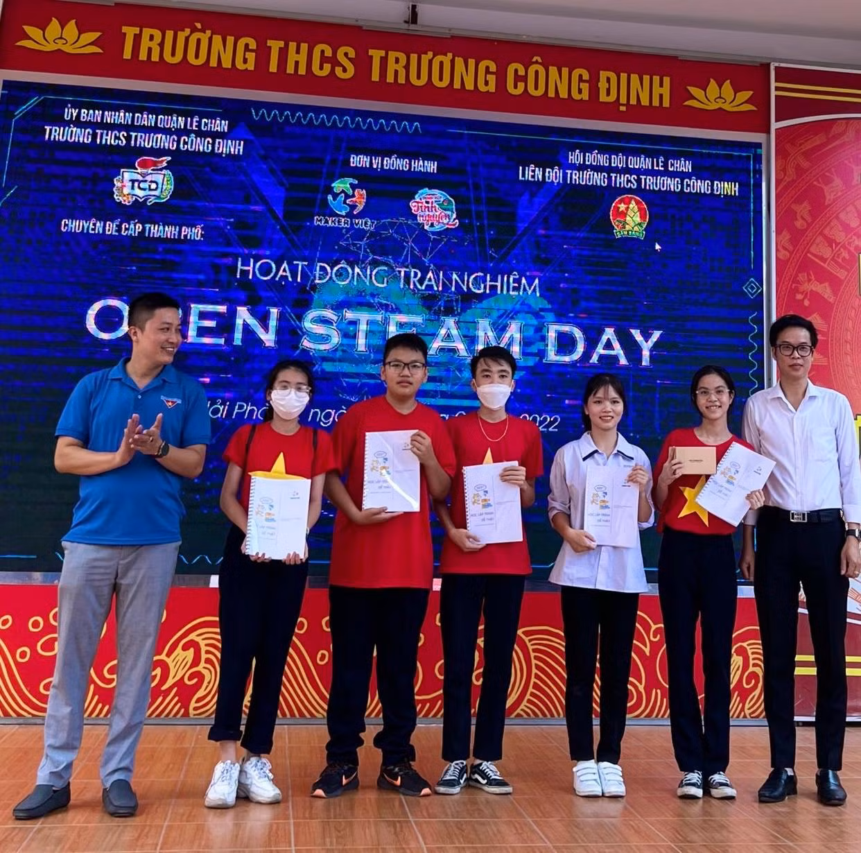 Trao giải cuộc thi lắp ghép lập trình và đua xe (Ảnh: HH) Trao giải cuộc thi lắp ghép lập trình và đua xe (Ảnh: HH)