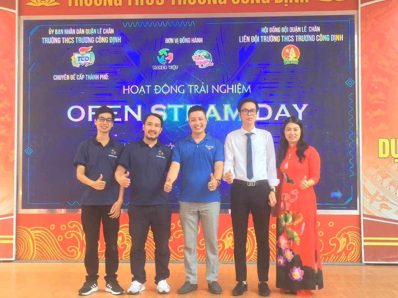 Ban giám hiệu nhà trường chụp ảnh cùng các đơn vị đồng hành tổ chức chuyên đề (Ảnh: HH) Ban giám hiệu nhà trường chụp ảnh cùng các đơn vị đồng hành tổ chức chuyên đề (Ảnh: HH)