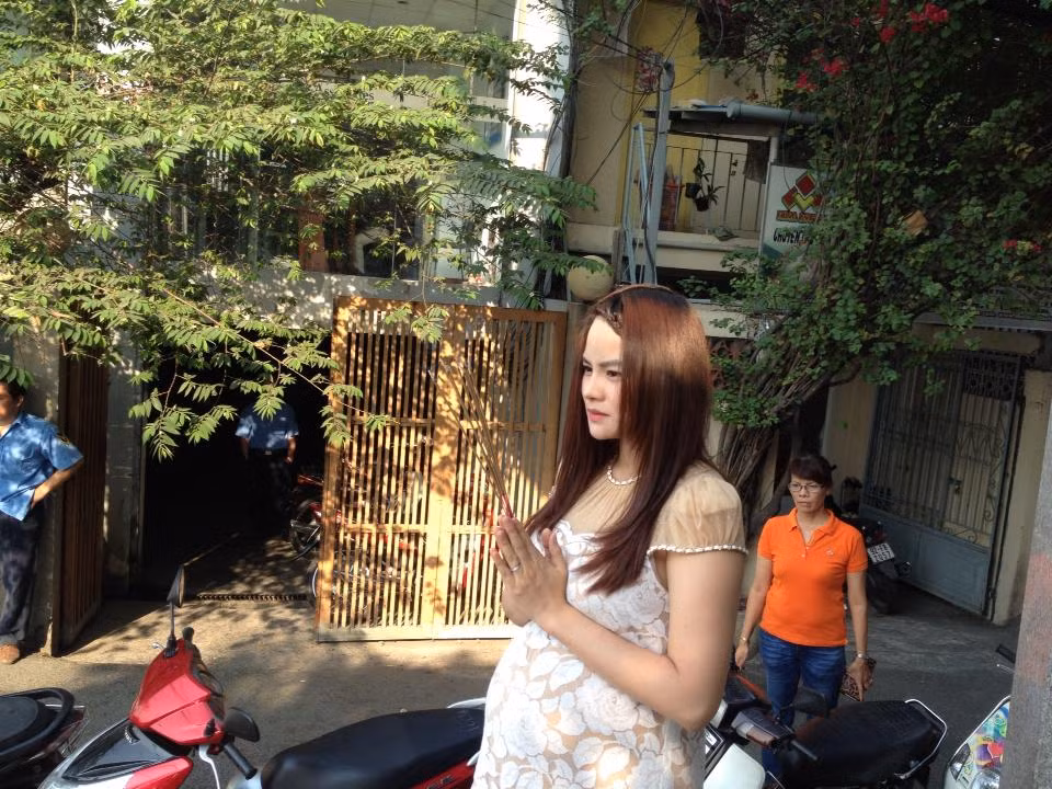 Khi thì thành tâm cầu khấn...