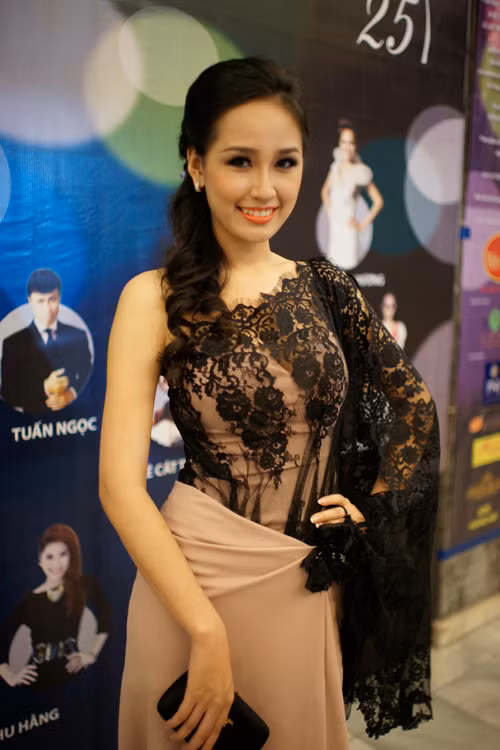 Hoa hậu Mai Phương Thúy tươi tắn tham dự Duyên dáng Việt Nam để trao học bổng.