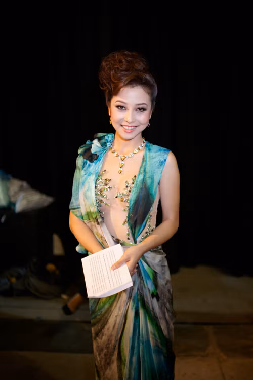 Jennifer Phạm hết sức gợi cảm trong bộ váy mỏng tang.