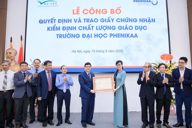 Trung tâm Kiểm định chất lượng giáo dục đại học - Đại học Quốc gia Hà Nội trao giấy chứng nhận cho trường Đại học Phenikaa. Trung tâm Kiểm định chất lượng giáo dục đại học - Đại học Quốc gia Hà Nội trao giấy chứng nhận cho trường Đại học Phenikaa.