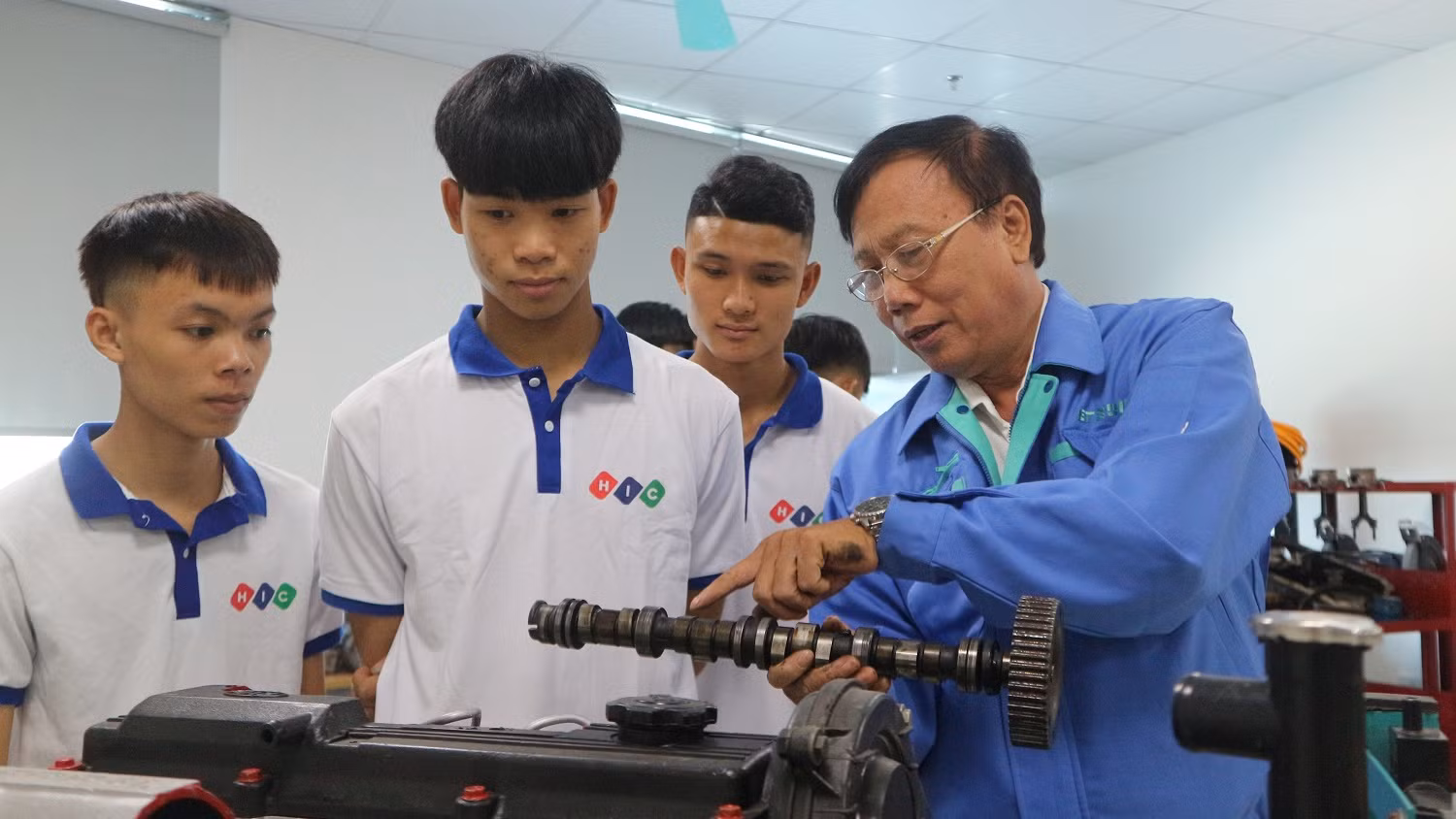 Sinh viên học ngành Công nghệ ô tô tại trường Cao đẳng Quốc tế Hà Nội Sinh viên học ngành Công nghệ ô tô tại trường Cao đẳng Quốc tế Hà Nội