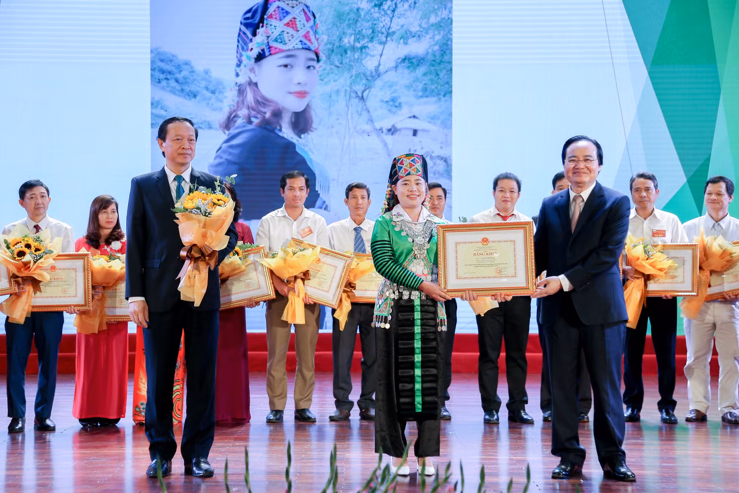 Bộ trưởng Phùng Xuân Nhạ và Thứ trưởng Phạm Ngọc Thưởng trao Bằng khen cho các tập thể, cá nhân. (ảnh: Bộ Giáo dục và Đào tạo)