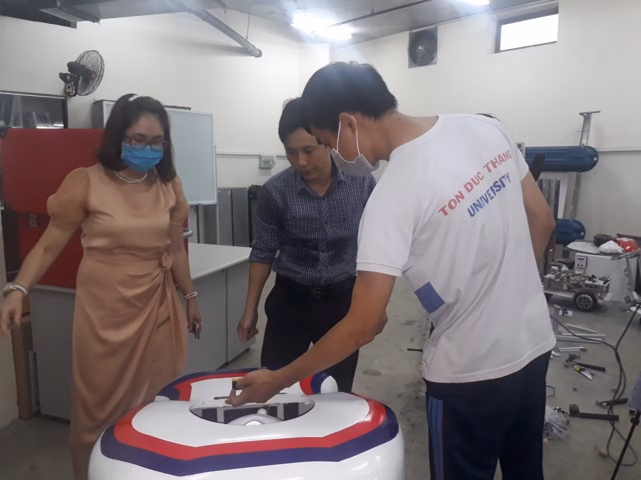 Thầy Viễn (ở giữa) cùng giảng viên, sinh viên tham gia nghiên cứu để làm Robot Viroban