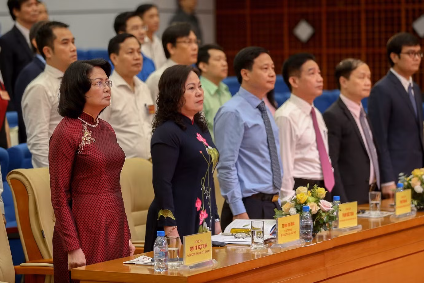Phó Chủ tịch nước Đặng Thị Ngọc Thịnh và các đại biểu dự lễ chào cờ (ảnh: Bộ Giáo dục và Đào tạo)