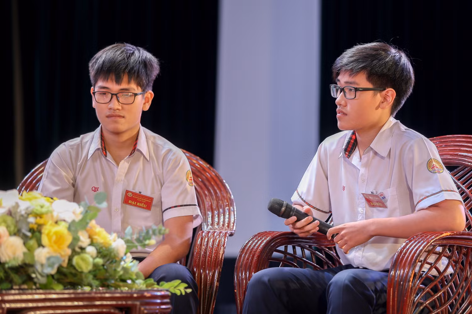 Cặp song sinh nổi tiếng Tống Phước Thanh Bình và Tống Phước Thanh An, học sinh lớp 12 chuyên Lý, trường Chuyên Quốc học Huế (ảnh: Bộ Giáo dục và Đào tạo)