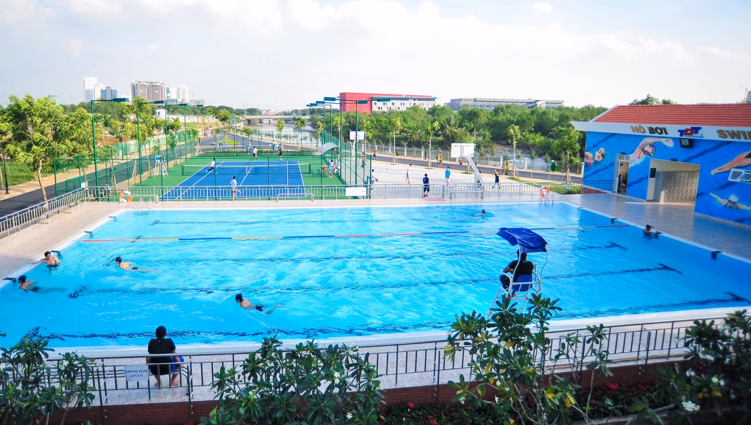 Một trong những chuẩn đầu ra của sinh viên Trường Đại học Tôn Đức Thắng là phải đạt chứng chỉ bơi 50m (ảnh: TDTU) Một trong những chuẩn đầu ra của sinh viên Trường Đại học Tôn Đức Thắng là phải đạt chứng chỉ bơi 50m (ảnh: TDTU)