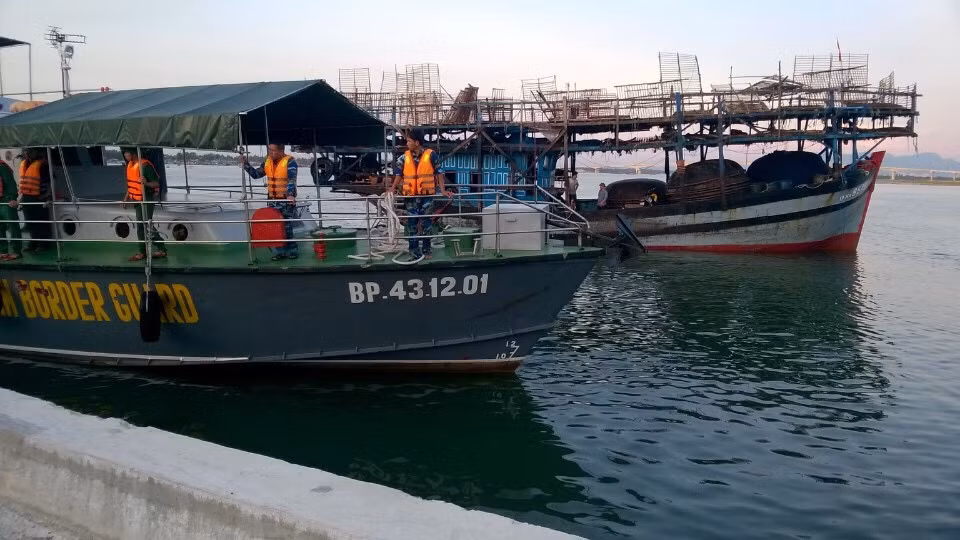 Tàu của lực lượng Biên phòng lai dắt tàu câu mực vào bờ an toàn. Ảnh: H.T Tàu của lực lượng Biên phòng lai dắt tàu câu mực vào bờ an toàn. Ảnh: H.T