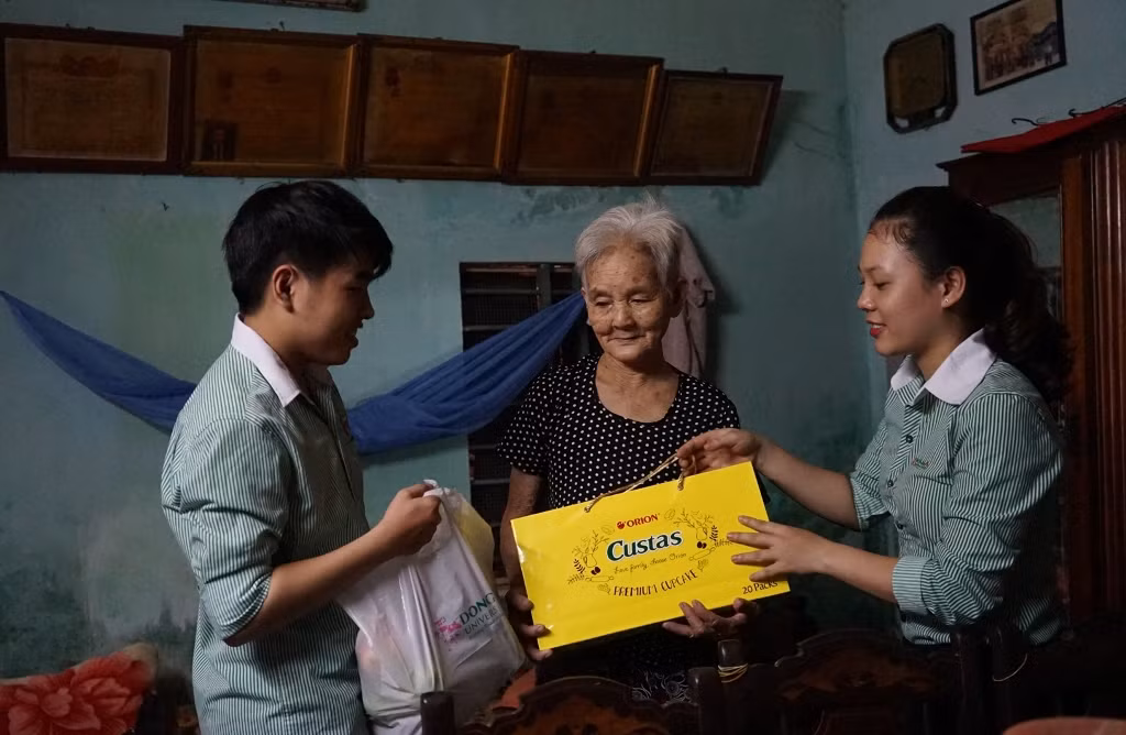 Đoàn Thanh niên ĐH Đông Á đến thăm, dọn dẹp nhà cửa, tặng quà và kiểm tra huyết áp – tim mạch cho các mẹ liệt sĩ hải chiến Trường Sa hiện đang sinh sống trên địa bàn Hòa Cường, Đà Nẵng. Ảnh: Hoàng Tuấn