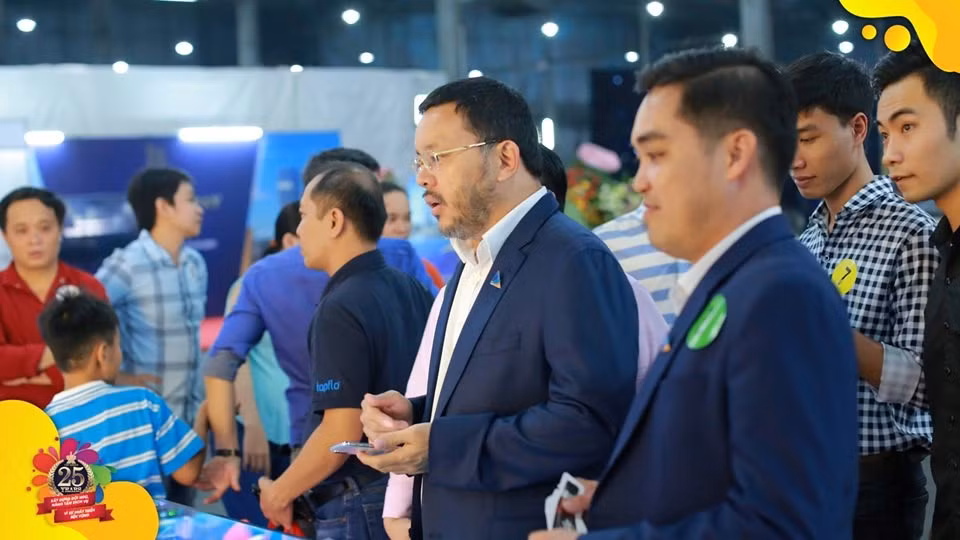 Khách mời check-in vào cổng qua hệ thống mã barcode, có nhiều doanh nhân nổi tiếng trong nước đến chúc mừng Tân Hiệp Phát.
