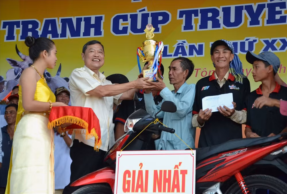 Với sự đồng hành của Nước tăng lực Number 1 Cola, ngoài 30 triệu tiền mặt, giải nhất Hội đua bò Bảy Núi năm nay còn được tặng thêm một chiếc xe máy. Với sự đồng hành của Nước tăng lực Number 1 Cola, ngoài 30 triệu tiền mặt, giải nhất Hội đua bò Bảy Núi năm nay còn được tặng thêm một chiếc xe máy.