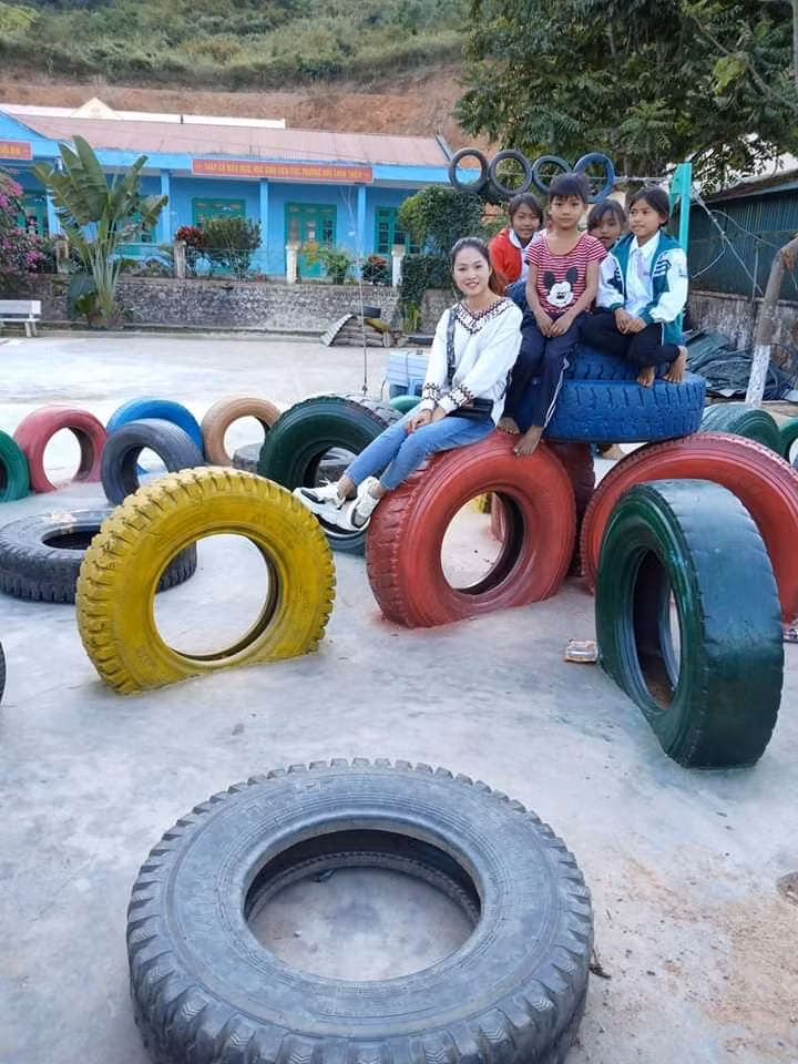 Lốp xe ô-tô cũ giúp học sinh vùng cao vui chơi giải trí (Ảnh: Nguyễn Thị Hường) Lốp xe ô-tô cũ giúp học sinh vùng cao vui chơi giải trí (Ảnh: Nguyễn Thị Hường)