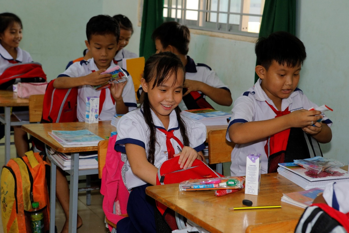Hơn 1.000 em học sinh nhận được quà tặng là cặp sách và dụng cụ học tập trong chương trình “Ngày Thiện nguyện CapitaLand” vào tháng 10 năm nay Hơn 1.000 em học sinh nhận được quà tặng là cặp sách và dụng cụ học tập trong chương trình “Ngày Thiện nguyện CapitaLand” vào tháng 10 năm nay