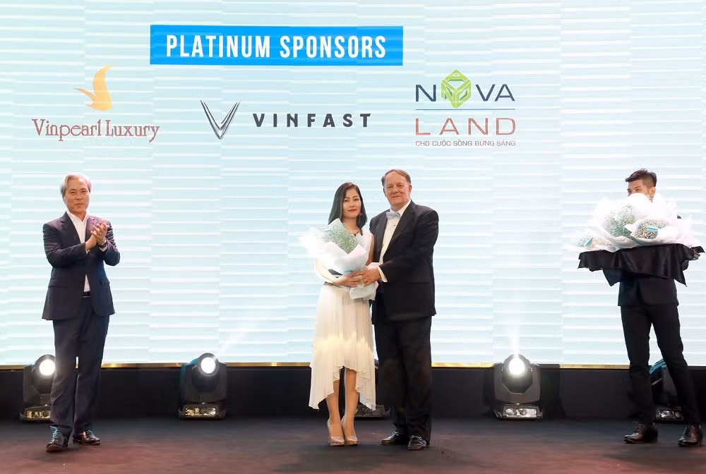 Đại diện Tập đoàn Novaland nhận hoa tri ân cho Nhà tài trợ Bạch Kim trong chương trình.