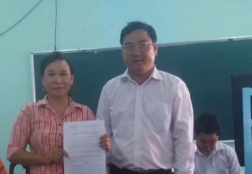 Cô Nguyễn Thị Cảnh trong ngày nhận quyết định nghỉ hưu trước tuổi (Ảnh do tác giả cung cấp)
