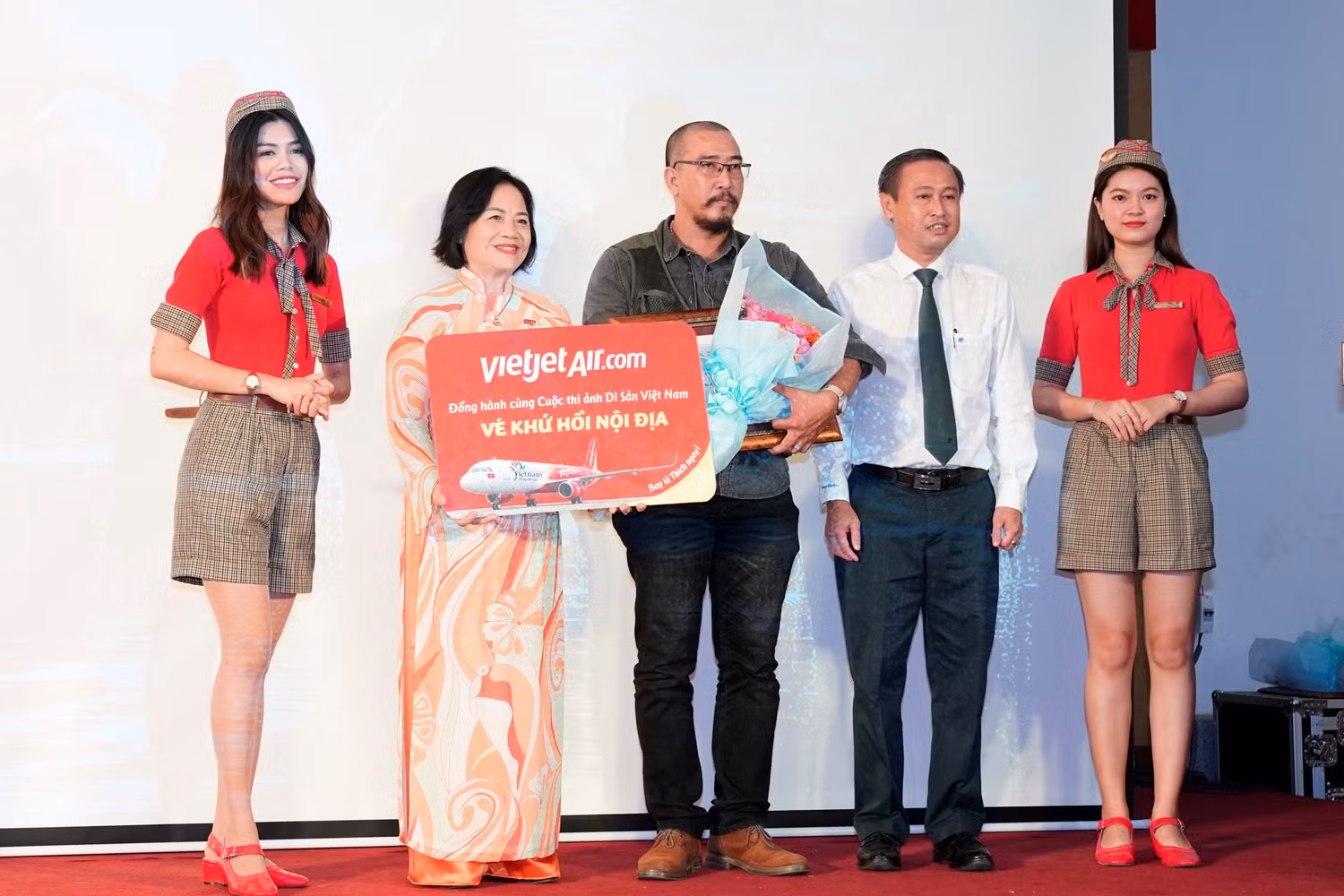 Hãng cũng trao thêm nhiều vé máy bay cho các tác phẩm đạt giải đặc biệt và tác giả trẻ nhằm tạo điều kiện hơn nữa cho các nhiếp ảnh gia khám phá vẻ đẹp di sản Việt Nam