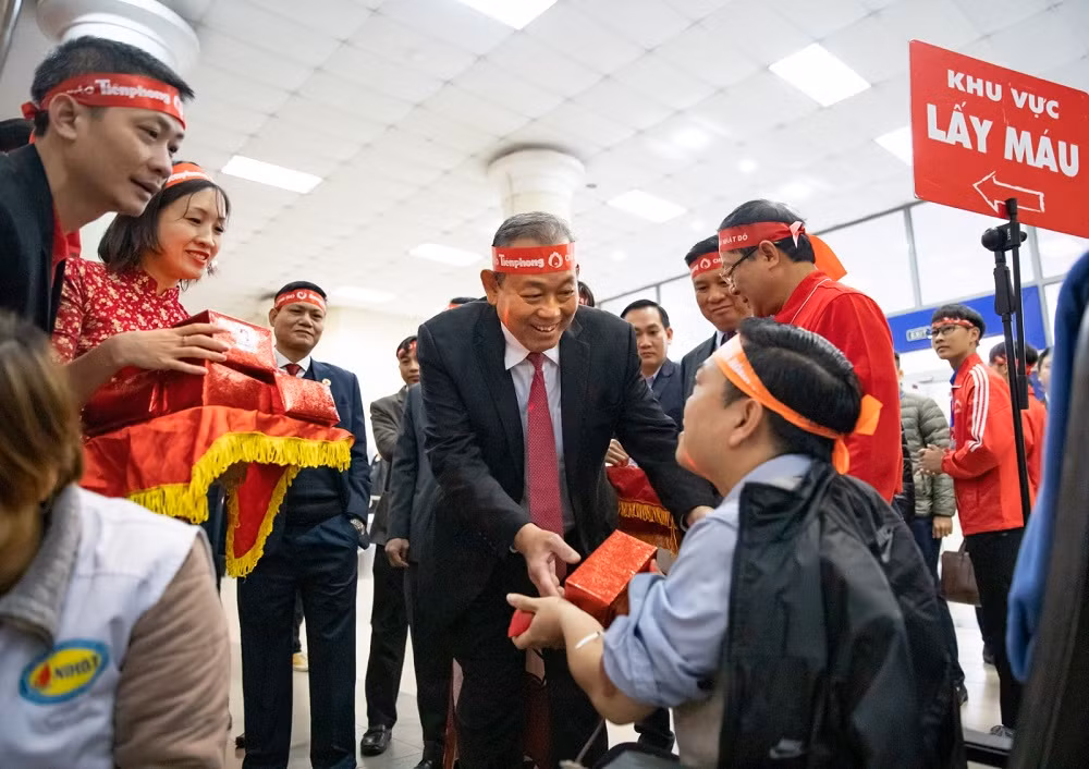 Phó Thủ tướng Thường trực Chính phủ Trương Hòa Bình thăm hỏi và tặng quà tình nguyện viên tham gia hiến máu Phó Thủ tướng Thường trực Chính phủ Trương Hòa Bình thăm hỏi và tặng quà tình nguyện viên tham gia hiến máu